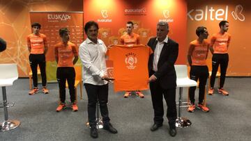 Imagen de la presentaci&oacute;n de la nueva camiseta y del nuevo calendario del Fundaci&oacute;n Euskadi en la sede de Euskaltel.