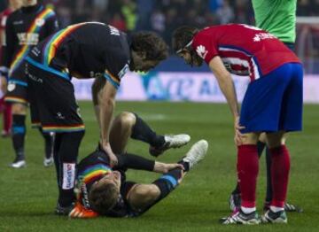 Cae Llorente al césped en una jugada en la que se ve envuelto con Filipe Luís y Baena. Uno de ellos pudo golpear el tobillo del joven jugador rayista que parece necesitará el cambio.
