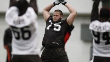 Joel Bitonio, de los Cleveland Browns, en el campo de entrenamiento de rookies de la pasada temporada.