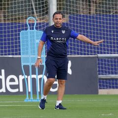 Calleja: “Tenemos que cometer muy pocos errores porque el Sporting vive del fallo del rival”