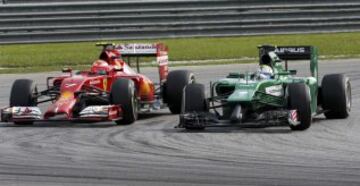 Kimi Raikkonen y Marcus Ericsson durante la carrera de fórmula uno del Gran Premio de Malaisia, en el Circuito Internacional de Sepang.