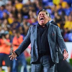 Costa Rica le impone un auxiliar técnico histórico al ‘Piojo’ Herrera