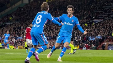 Griezmann y João Félix celebran el gol de Lodi al Manchester United.