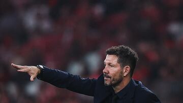Lisboa (Portugal), 02/10/2024.- Atletico Madrid head coach Diego Simeone gestures during the UEFA Champions League soccer match between SL Benfica and Atletico Madrid, in Lisbon, Portugal, 02 October 2024. (Liga de Campeones, Lisboa) EFE/EPA/RODRIGO ANTUNES