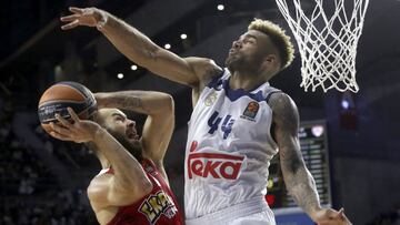 GRA351. Madrid, 12/10/2016.- El base de Olympiacos, Vasileios Spanoulis (i), intenta entrar a canasta ante la defensa del alero sueco del Real Madrid, Jeffery Taylor, durante el encuentro correspondiente a la Euroliga de baloncesto que disputan esta noche en el Barclaycard Center de Madrid. EFE/Kiko Huesca.