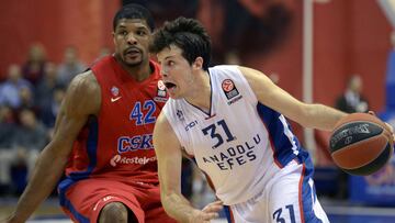Thomas Heurtel jugando en el Anadolu Efes contra CSKA Moscú.