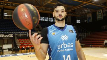 Leo Meindl, alero brasileño del Urbas Fuenlabrada, posa para AS en la pista del Fernando Martín.