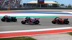 Austin (United States), 16/04/2023.- Portuguese rider Miguel Oliveira of CryptoDATA RNF MotoGP Team (L), French rider Johann Zarco of the Prima Pramac Racing Team (C), and South African rider Bard Binder of the Red Bull KTM Factory Racing Team (R) in action during the MotoGP category race for the Motorcycling Grand Prix of The Americas at the Circuit of The Americas in Austin, Texas, USA, 16 April 2023 (Motociclismo, Ciclismo, Sudáfrica, Estados Unidos) EFE/EPA/ADAM DAVIS
