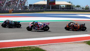 Austin (United States), 16/04/2023.- Portuguese rider Miguel Oliveira of CryptoDATA RNF MotoGP Team (L), French rider Johann Zarco of the Prima Pramac Racing Team (C), and South African rider Bard Binder of the Red Bull KTM Factory Racing Team (R) in action during the MotoGP category race for the Motorcycling Grand Prix of The Americas at the Circuit of The Americas in Austin, Texas, USA, 16 April 2023 (Motociclismo, Ciclismo, Sudáfrica, Estados Unidos) EFE/EPA/ADAM DAVIS