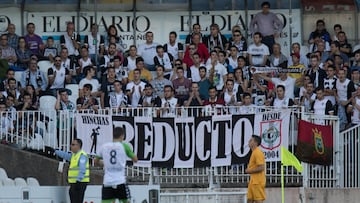 Tres son los nombres con los que se conoce a la aficin de este equipo histrico de LaLiga. La primera, burgaleses, que hace referencia al gentilicio con el que se llaman las personas nacidas o pertenecientes a Burgos. En segundo lugar, blanquinegros, debido a los colores con los que viste el equipo habitualmente. Por ltimo, La Burgatti, que hace referencia a la ciudad donde surgi el club. El Burgos vivi su poca dorada en los 70, cuando los Juanito, Manzanedo Tito Valds, etc. Mantuvieron al conjunto burgals en Primera Divisin. Tras los malos resultados, el Burgos descendi de categora hasta su desaparicin en 1983. En 1985 se funda el actual Club Deportivo Burgos Club de Ftbol que milita en Segunda Divisin.