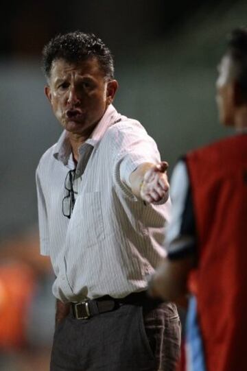 QUI11. MANTA (ECUADOR), 07/05/2015.- El entrenador de Atlético Nacional de Colombia, Juan Osorio, reacciona ante el Emelec de Ecuador hoy, jueves 7 de mayo de 2015, durante un partido por la Copa Libertadores en el estadio Jocay en Manta (Ecuador). EFE/José Jácome