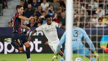 VALENCIA, 23/09/2025.- El delantero brasileño del Real Madrid Vinicius Jr. (c) se escapa de Unai Elgezabal (i), del Levante, durante el partido de la sexta jornada de LaLiga EA Sports que Levante UD y Real Madrid disputan hoy martes en el estadio Ciutat de Valencia. EFE/Ana Escobar