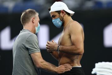 Berrettini recibe asistencia médica durante el partido ante Khachanov.