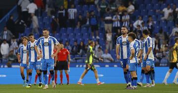 Losa jugadores del Depor se lamentan tras caer ante el Burgos.