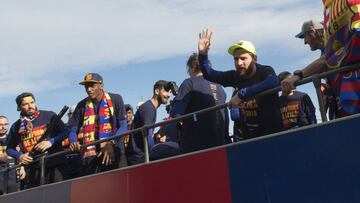 Los jugadores del Barcelona celebran el t&iacute;tulo. 