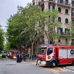 Cuatro heridos y ocho edificios afectados en un incendio en Barcelona