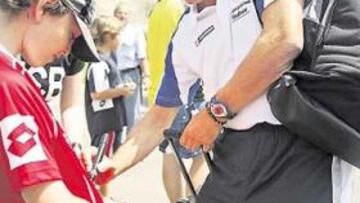 <b>VÍCTOR, MUY SOLICITADO EN LA LLEGADA</b>. Un numeroso grupo de aficionados recibió ayer al Real Zaragoza a su llegada al Hotel Monasterio de Boltaña. Víctor Fernández, para no perder la tradición, fue uno de los más solicitados por los niños para los autógrafos y las fotografías de rigor.