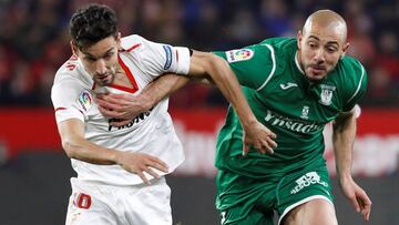 GRAF7106. SEVILLA, 07/02/2018.- El lateral del Sevilla Jesús Navas (i) pelea un balón con Nourredine Amrabat, del Leganés, durante el partido de vuelta de las semifinales de la Copa del Rey que disputan esta noche en el estadio S&aacu