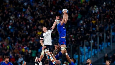 Rome (Italy), 05/02/2023.- France's Thibaud Flament (R) in action during the Six Nations Rugby match Italy vs France at Olimpico stadium in Rome, Italy, 05 February 2023. (Francia, Italia, Roma) EFE/EPA/ANGELO CARCONI