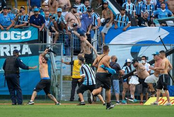 Los radicales del Gremio saltaron al terreno de juego durante el encuentro frente a la Sociedade Esportiva Palmeiras. Los asaltantes destrozaron el VAR como protesta de la derrota. 