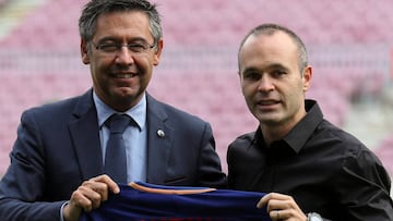 Andres Iniesta y Bartomeu en el acto de renovaci&oacute;n del jugador por el Barcelona. 