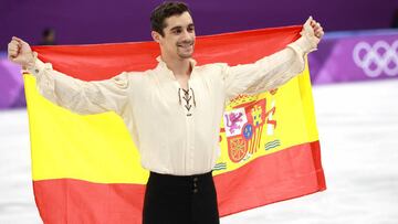 Javier Fern&aacute;ndez posa con la bandera de Espa&ntilde;a tras ganar la medalla de bronce en patinaje art&iacute;stico de los Juegos Ol&iacute;mpicos de Invierno de Pyeongchang.