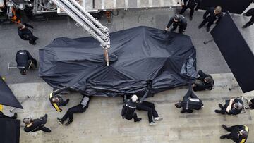 Renault mechanics bring their car back to the pit lane after driver Jolyon Palmer of Great Britain spun off the track during a Formula One pre-season testing session at the Catalunya racetrack in Montmelo, outside Barcelona, Spain, Wednesday, March 1, 2017. (AP Photo/Francisco Seco)