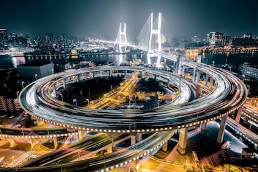 El puente Nanpu se encuentra en la ciudad de Shanghái, en China, y conecta los distritos de Puxi y Pudong que se encuentran separados por el río Huangpu. Entre los rasgos más llamativos y originales de su diseño se encuentra su acceso, ya que se realiza mediante una gran espiral de más de 7.000 metros de longitud. 