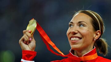 Marina Arzamasova con la medalla de oro que consiguió en los Mundiales de 2015.