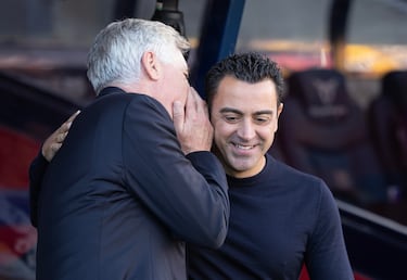 Complicidad entre los entrenadores del Barcelona y del Real Madrid, Xavi Hernández y Carlo Ancelotti, antes del inicio del encuentro. 
