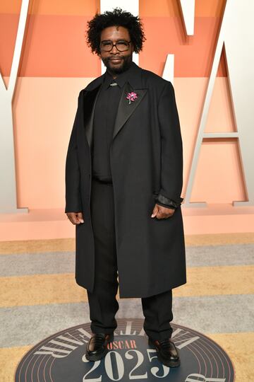 Questlove posa en la alfombra roja de la de la fiesta de los Oscar 2025 de Vanity Fair celebrada en Beverly Hills.