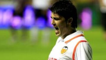 <b>RENOVACIÓN</b> David Villa jugará en el Valencia hasta 2014 y recibirá tres millones más por temporada.