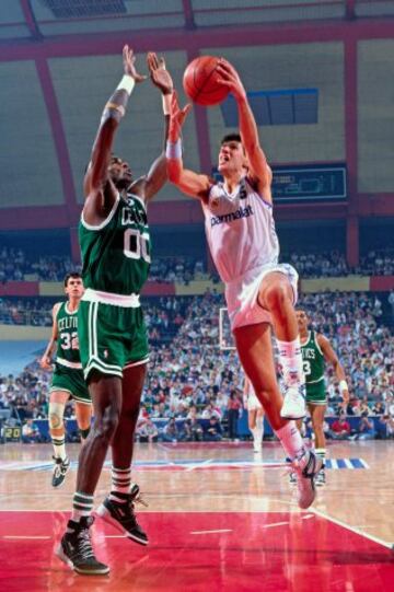 Drazen Petrovic ante Robert Parish.