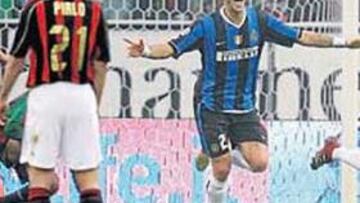 <b>MATRIX-GOL. </b>'Matrix' Materazzi celebra junto a Crespo e Ibra su gol al Milán. Luego fue expulsado.