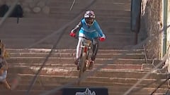 Juanfer Vélez bajando escaleras con su bici de MTB durante el Red Bull Guanajuato Cerro Abajo 2024.