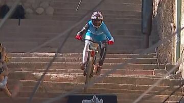 Juanfer Vélez bajando escaleras con su bici de MTB durante el Red Bull Guanajuato Cerro Abajo 2024.