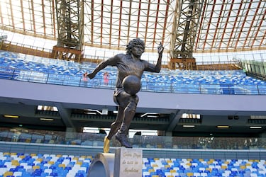 Interior del Stadio Diego Armando Maradona, en Nápoles, Italia.