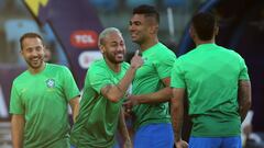 Neymar, Casemiro, &Eacute;verton Ribeiro y Gabriel Jesus se r&iacute;en en un entrenamiento de Brasil.