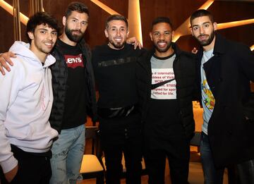 Los jugadores y técnicos del Atlético almorzaron en El Gran Escenario, el nuevo restaurante del Wanda Metropolitano, por iniciativa de Gil Marín.