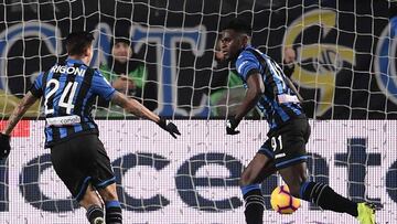 Duván Zapata celebrando su gol con Atalanta ante Napoli por la Serie A de Italia