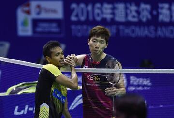 Iskandar Zainuddin and  Son Wan Ho of South Korea shake hands 