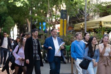 El presidente de Esquerra Republicana
de Catalunya, Oriol Junqueras (c), recorre la Fira de Llibres de Barcelona.