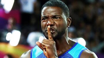 Justin Gatlin manda callar al p&uacute;blico tras ganar el oro en 100 metros lisos en los Mundiales de Londres.