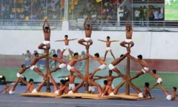 Mallakhamba es un deporte tradicional indio en el que el gimnasta realiza ejercicios, acrobacias, equilibrios... y todo sin bajarse de un poste de madera. 