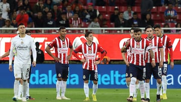 Jugadores de Chivas después de perder la Final de la Copa Sky contra Cruz Azul.