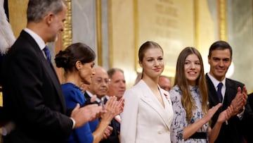 La princesa Leonor de España es aplaudida después de prestar juramento a la Constitución.