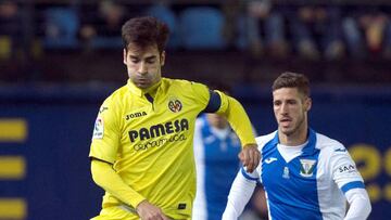 El centrocampista español del Villarreal, Manu Trigueros (i), lucha por el balón con el centrocampista español, Gerard Gumbau (d), durante el partido de vuelta de octavos de final de la Copa del Rey disputado hoy en el Estadio de la C