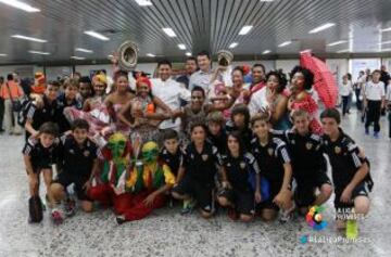 Recibimiento de los equipos en el aeropuerto.