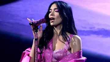 En esta foto del folleto cortesía de The Recording Academy, la cantautora británica Dua Lipa se presenta durante la 63a Ceremonia Anual de Premios Grammy transmitida en vivo desde el Staples Center en Los Ángeles el 14 de marzo de 2021.