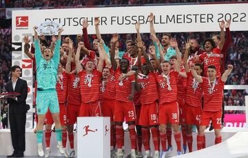 Jugadores del Bayern de M¨²nich levantan el t¨ªtulo de campeones de la Bundesliga.